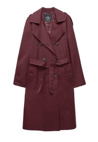 Long manteau trench bordeaux à double boutonnage avec larges revers, détails de boutons, ceinture en tissu et poches latérales, suspendu à plat sur fond blanc.