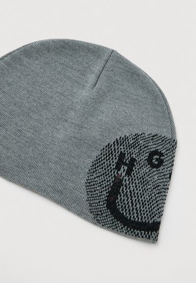 Bonnet tricoté gris avec un motif circulaire noir et gris et les lettres "H" et "G" d'un côté sur fond blanc.