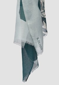 Lichte sjaal met een bloemenpatroon in tinten van teal en lichtgrijs. Heeft franjes aan de randen en een geprinte logo.