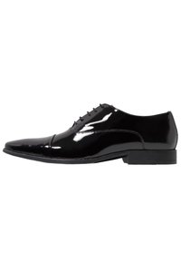 Chaussure oxford formelle pour homme, noire et brillante, avec un bout carré et un laçage, présentée en profil latéral sur un fond blanc.