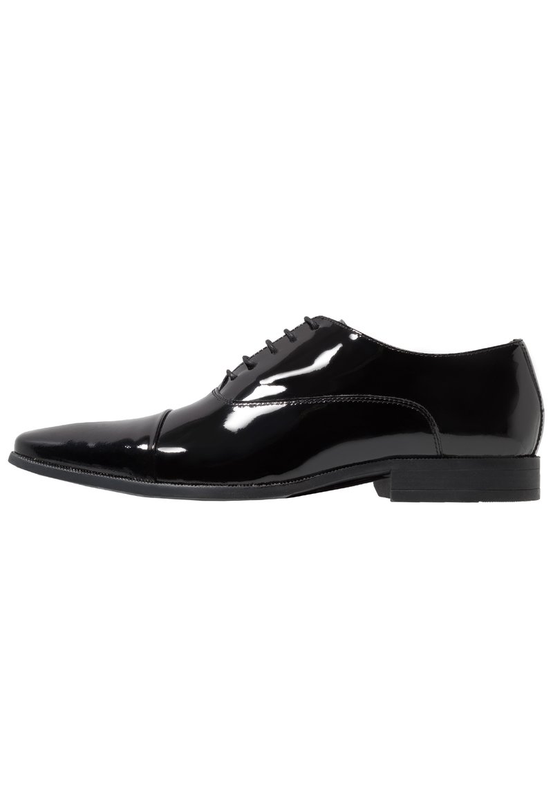 Chaussure oxford formelle pour homme, noire et brillante, avec un bout carré et un laçage, présentée en profil latéral sur un fond blanc.