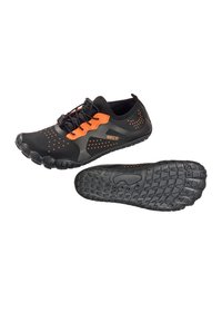 Chaussures noires légères avec des accents orange, semelle en caoutchouc texturée, tige respirante et système de laçage rapide. Présentent un design perforé pour la ventilation.