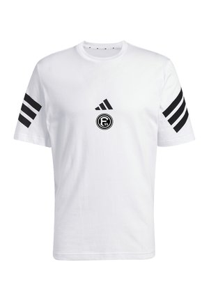 Biała koszulka z krótkim rękawem z czarnymi paskami na obu rękawach, logo Adidas i okrągłym emblematem F95 na piersi. Żadnych osób nieobecnych.