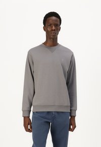 Grauer Rundhalsausschnitt-Sweatshirt mit gerippten Bündchen und Saum, das ein dezentes Logo auf der Brust präsentiert. Der Stoff scheint weich und lässig im Design zu sein.