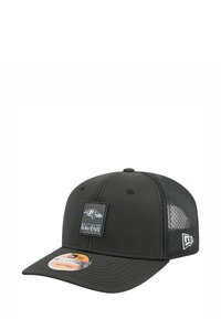 Schwarze Kappe mit solidem Frontteil, Mesh-Seiten und flachem Schirm. Mit einem Baltimore Ravens Logo-Patch auf der Vorderseite und verstellbarem Rücken.
