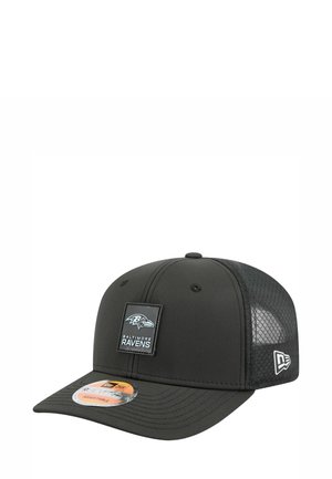 Schwarze Kappe mit solidem Frontteil, Mesh-Seiten und flachem Schirm. Mit einem Baltimore Ravens Logo-Patch auf der Vorderseite und verstellbarem Rücken.