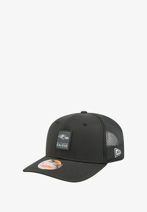 Schwarze Kappe mit solidem Frontteil, Mesh-Seiten und flachem Schirm. Mit einem Baltimore Ravens Logo-Patch auf der Vorderseite und verstellbarem Rücken.