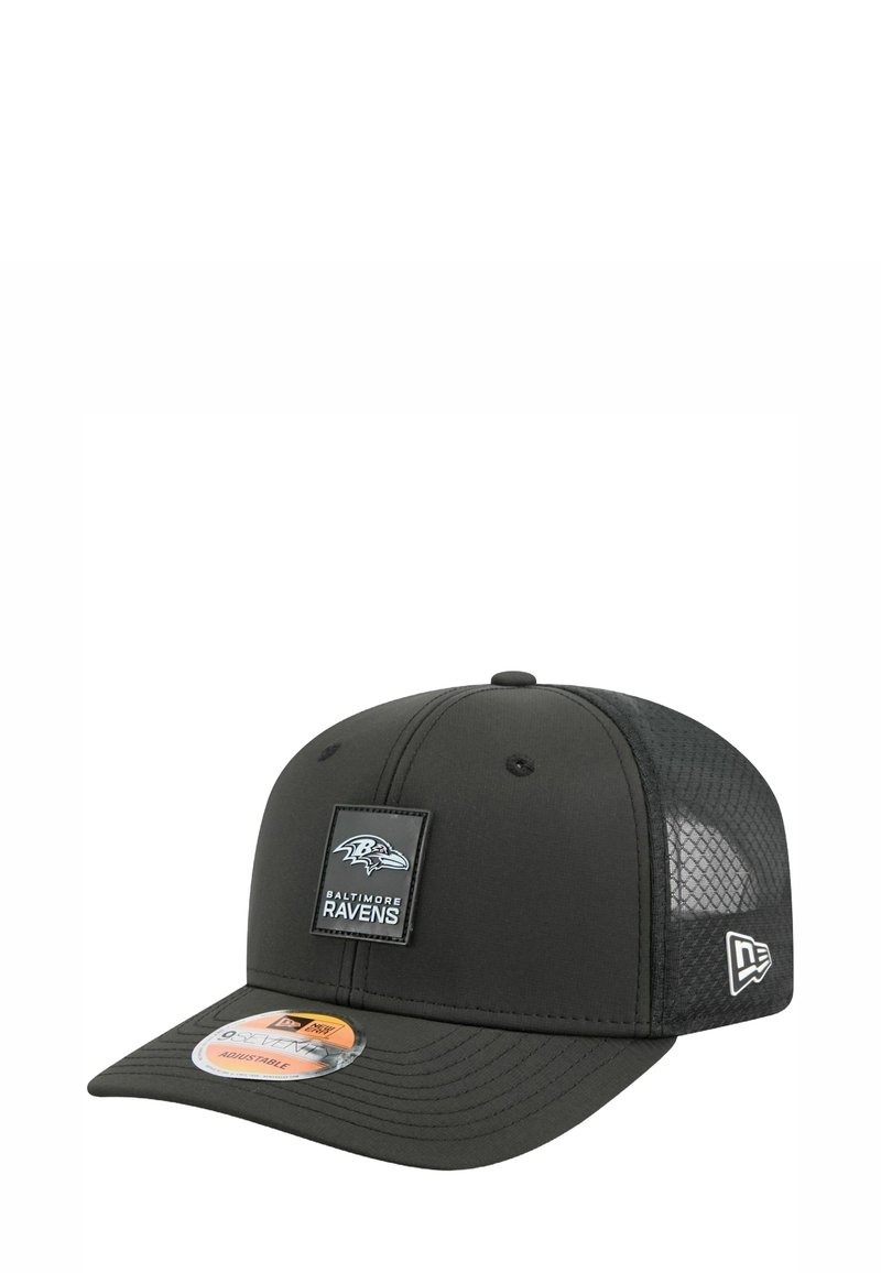 Schwarze Kappe mit solidem Frontteil, Mesh-Seiten und flachem Schirm. Mit einem Baltimore Ravens Logo-Patch auf der Vorderseite und verstellbarem Rücken.
