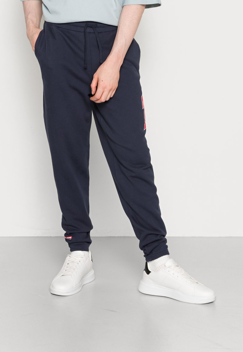 Tommy Jeans TJM COLLEGE ARCHIVE PANT - Teplákové kalhoty - twilight navy