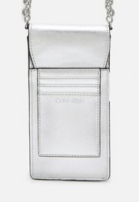 Hopeanvärinen olkalaukku, joka on valmistettu kohokuvioidusta keinonahasta. Siinä on läppäkiinnitys, korttipaikat etuosassa ja ketjuhihna.