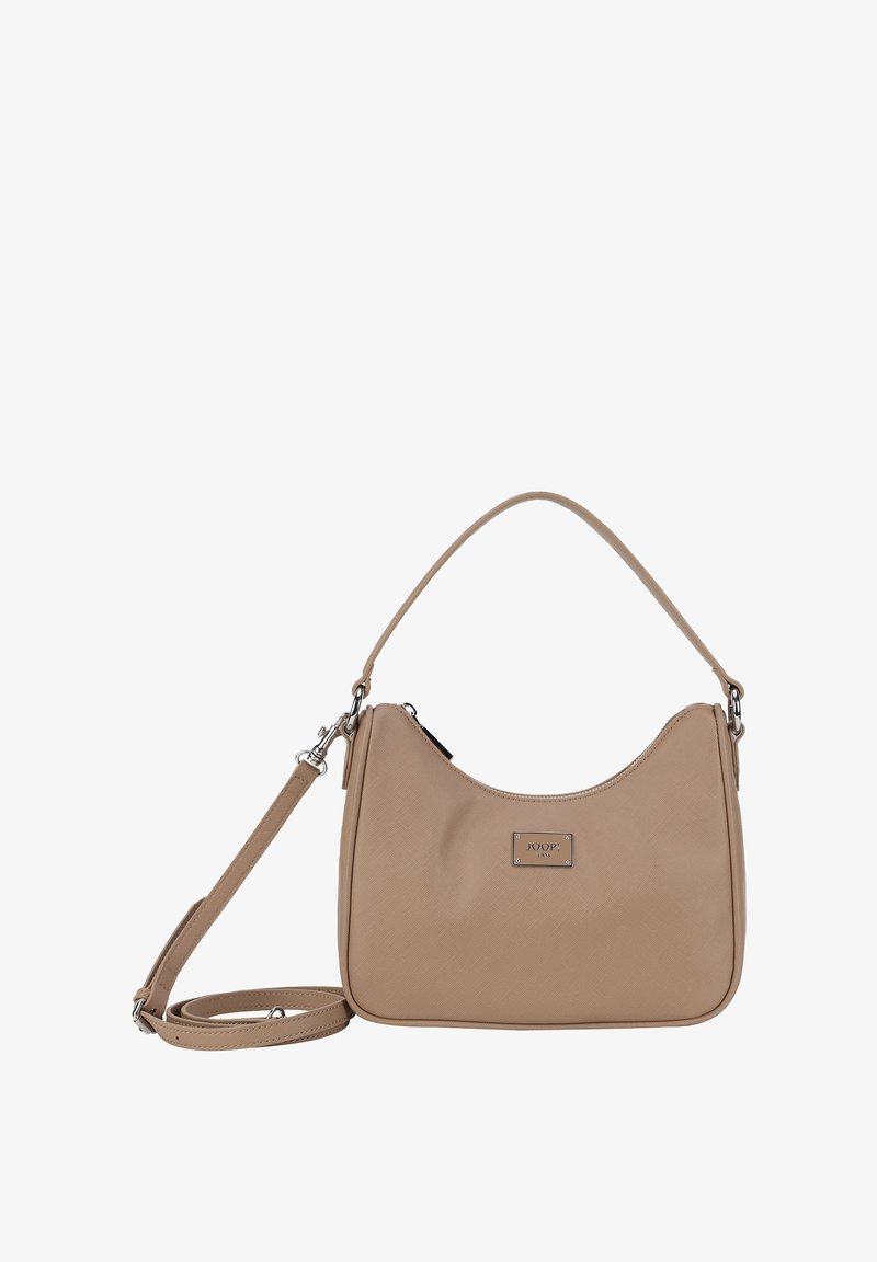 Beige bőr kézitáska ívelt formával, állítható pánttal, logóval ellátott fémrészletekkel és textúrázott felülettel. Zipzárral záródik a biztonság érdekében.