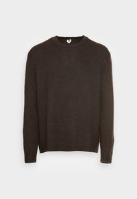 Maglione marrone lavorato a maglia con una finitura testurizzata, scollatura a girocollo e polsini a coste. Presenta maniche lunghe e un orlo dritto.