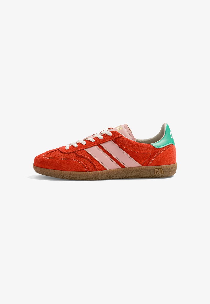 Baskets en daim rouge avec des bandes roses, des lacets blancs, un onglet de talon vert et une semelle en caoutchouc marron, vues de côté extérieur.