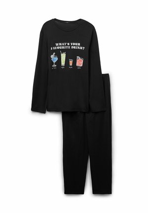Conjunto de pijama negro que incluye una parte superior de manga larga con gráficos de bebidas y texto. El material parece ser algodón suave, con pantalones de corte relajado.