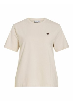 Beżowy bawełniany t-shirt z krótkimi rękawami, okrągłym dekoltem i małym brązowym serduszkiem na lewej piersi. Klasyczny, luźny krój.