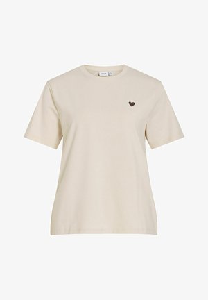 Beżowy bawełniany t-shirt z krótkimi rękawami, okrągłym dekoltem i małym brązowym serduszkiem na lewej piersi. Klasyczny, luźny krój.