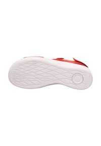 Czerwona tenisówka z górą wykonaną z gładkiego materiału tekstylnego, regulowanymi paskami na rzepy oraz białą gumową podeszwą z falistym wzorem bieżnika.