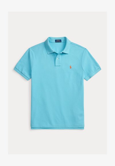 Polo bleu clair en coton, doté d'un col classique, d'une patte de boutonnage à trois boutons et d'un petit logo brodé orange sur la poitrine.