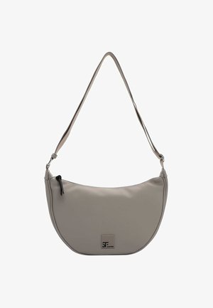 Graue synthetische Schultertasche mit geschwungener Form, verstellbarem Träger und Reißverschluss-Akzent. Auf der Vorderseite befindet sich ein Logopatch.