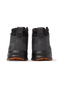 Czarne trampki za kostkę z gładką skórzaną powierzchnią, wyściółką w kołnierzu, gumową podeszwą oraz pętelką z tyłu ułatwiającą zakładanie.