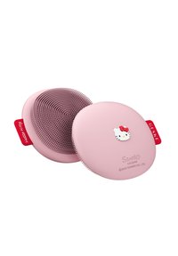 Spazzola per capelli rosa chiaro con design arrotondato, dotata di setole in gomma. Include un accento di Hello Kitty e un'etichetta rossa sul manico per una presa facilitata.