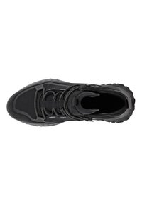 Scarpa da atletica nera con tomaia in rete, dettagli sintetici testurizzati, punta rinforzata e lacci riflettenti. Suola in gomma robusta con presa.