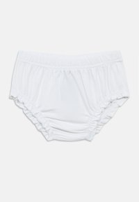 Λευκά βαμβακερά εσώρουχα με ελαστική μέση και πιεσμένες πλευρές. Λείο ύφασμα με απλό σχέδιο, χωρίς ορατά μοτίβα ή διακοσμητικά στοιχεία.