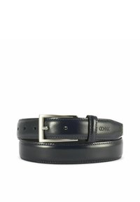 Granatowy skórzany pasek z połyskującą srebrną metalową klamrą, z detalem szwu i wieloma otworami umożliwiającymi regulację rozmiaru.