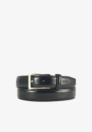 Granatowy skórzany pasek z połyskującą srebrną metalową klamrą, z detalem szwu i wieloma otworami umożliwiającymi regulację rozmiaru.