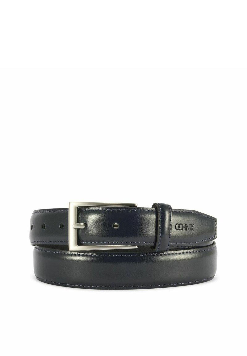 Granatowy skórzany pasek z połyskującą srebrną metalową klamrą, z detalem szwu i wieloma otworami umożliwiającymi regulację rozmiaru.