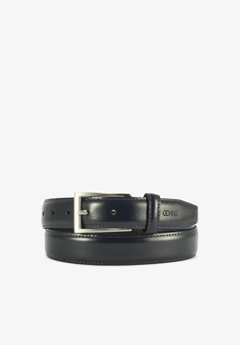 Granatowy skórzany pasek z połyskującą srebrną metalową klamrą, z detalem szwu i wieloma otworami umożliwiającymi regulację rozmiaru.