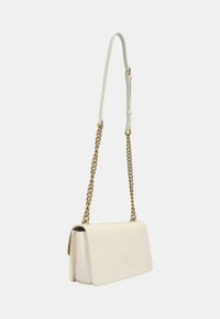 Borsa a mano bianca in pelle con tracolla in catena dorata, forma rettangolare, texture liscia e un discreto logo in rilievo sulla parte anteriore.