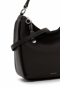 Sac à main en cuir marron foncé avec une finition texturée, en forme courbée, une seule bandoulière et un accent en chaîne argentée. Présente un détail de logo.