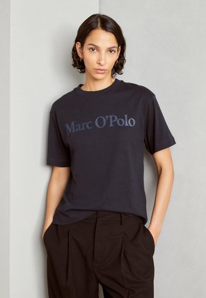 Marc O'Polo, SHORT SLEEVE ROUND NECK RELAXED FIT LOGO TEE - T-Shirt basic - deep blue sea