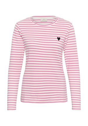 Wit shirt met lange mouwen, horizontale roze strepen en een klein zwart hartje op de linkerborst, met een ronde hals.