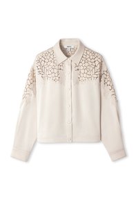 Crème-kleurige button-up shirt met een kraag en ingewikkelde kantdetails op de schouders. Lange mouwen; zachte textuur.