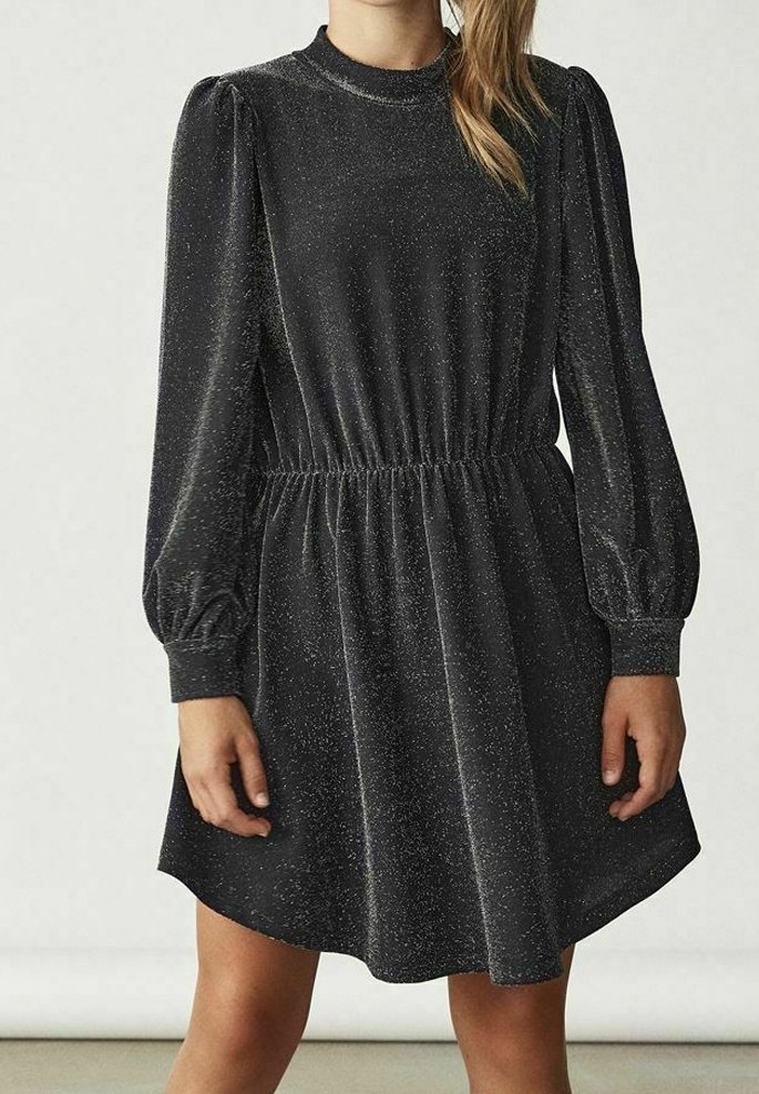 Robe noire à manches longues avec un léger éclat argenté, taille froncée, col montant, épaules bouffantes et manches à revers sur une personne debout.