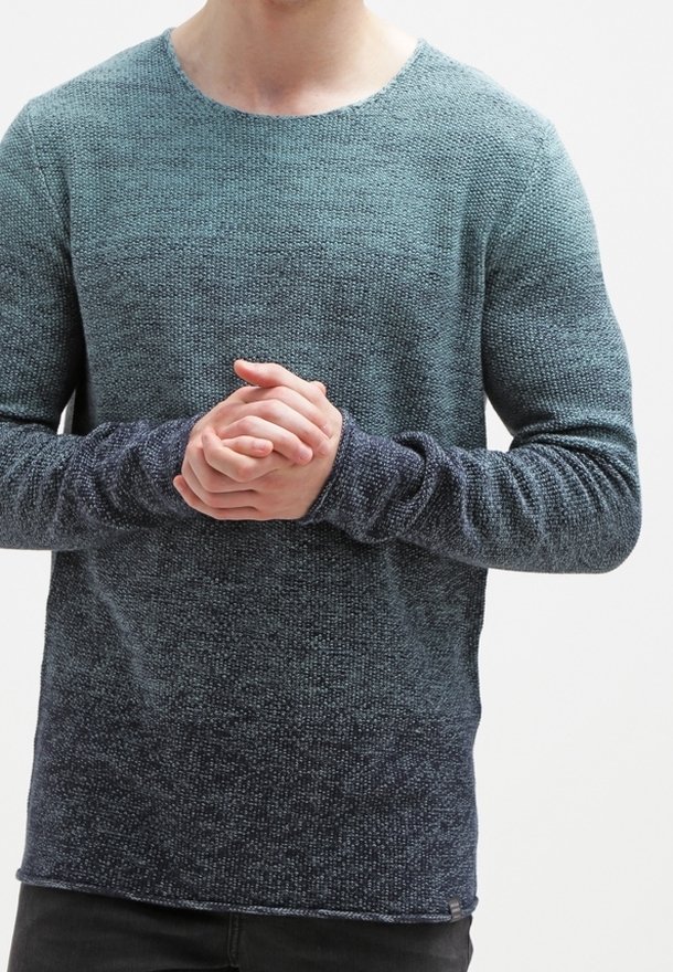 Maglione lavorato a maglia che passa dal teal al blu navy, con scollo rotondo, maniche lunghe, tessuto testurizzato, dettagli con polsini a coste e piccolo logo.