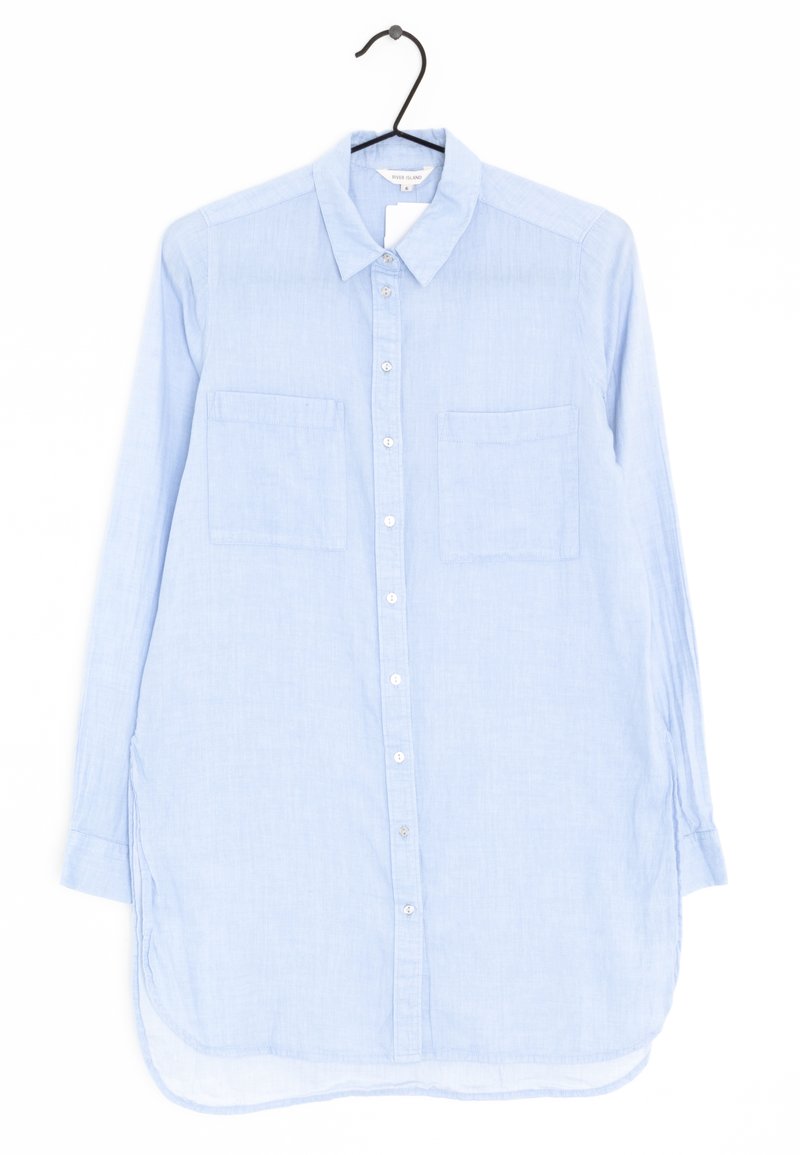 Světle modrá košile s dlouhým rukávem, s knoflíkovou légu, dvěma kapsami na hrudi, zakřiveným spodním lemem a hladkým textilním povrchem.
