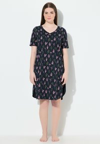 Camicia da notte a maniche corte in navy con stampa floreale nei toni del rosa e del verde, dotata di scollatura a V e spacchi laterali per facilitare i movimenti.