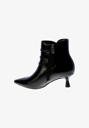 Stivale in pelle nera alla caviglia con punta affusolata, chiusura con zip e tre cinturini orizzontali lungo il gambale. Presenta un tacco sottile di altezza media.