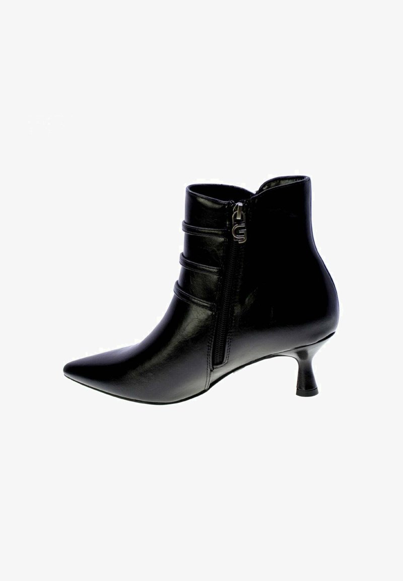 Stivale in pelle nera alla caviglia con punta affusolata, chiusura con zip e tre cinturini orizzontali lungo il gambale. Presenta un tacco sottile di altezza media.