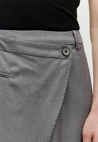 Grauer Wickelrock aus glattem Stoff, mit seitlichem Knopfverschluss, flachem Taillenbund und dezentem Glanz in der Textur.