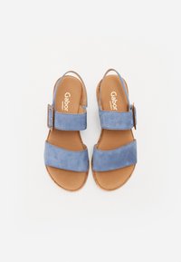 Sandali blu in suede con due larghe cinghie sulla parte frontale, una fibbia regolabile e una soletta in cuoio chiaro e texture.