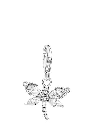 Silberfarbener Libellenanhänger mit klaren, facettierten Kristallen auf den Flügeln und einem Karabinerverschluss zur Befestigung.
