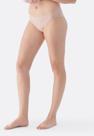 Beige katoenen bikini-ondergoed met een naadloos ontwerp, voorzien van een soepele tailleband en minimale bedekking. Zachte textuur, geen zichtbare patronen.