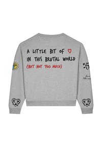 Sweat-shirt gris avec texte "A little bit of love in this brutal world (but not too much)" et illustrations de soleil et de cœurs sur les manches.