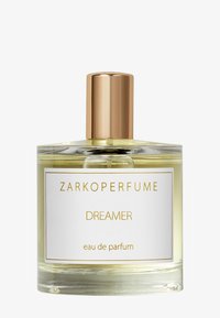 Eau de parfum-flaske med klar glasskropp, gullhette og en hvit etikett med teksten "ZARKOPERFUME DREAMER" i gullbokstaver.