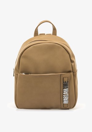 Sac à dos en cuir havane avec un dessus arrondi, une poche zippée à l'avant et un détail latéral avec le texte "MARTIAN ARE." Texture lisse.