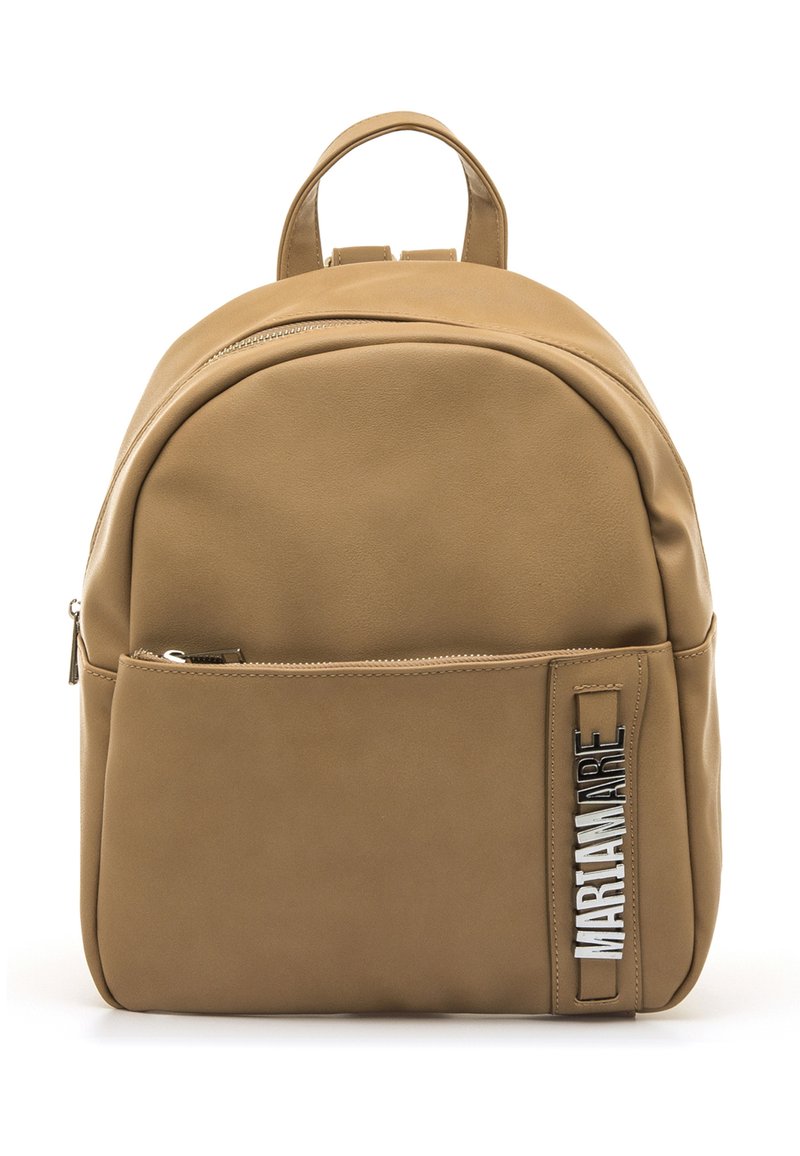 Mochila de cuero color caqui con parte superior redondeada, un bolsillo delantero con cremallera y un detalle lateral con el texto "MARTIAN ARE". Textura suave.